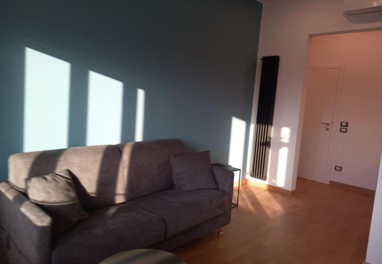 Sweetly In Apartment *